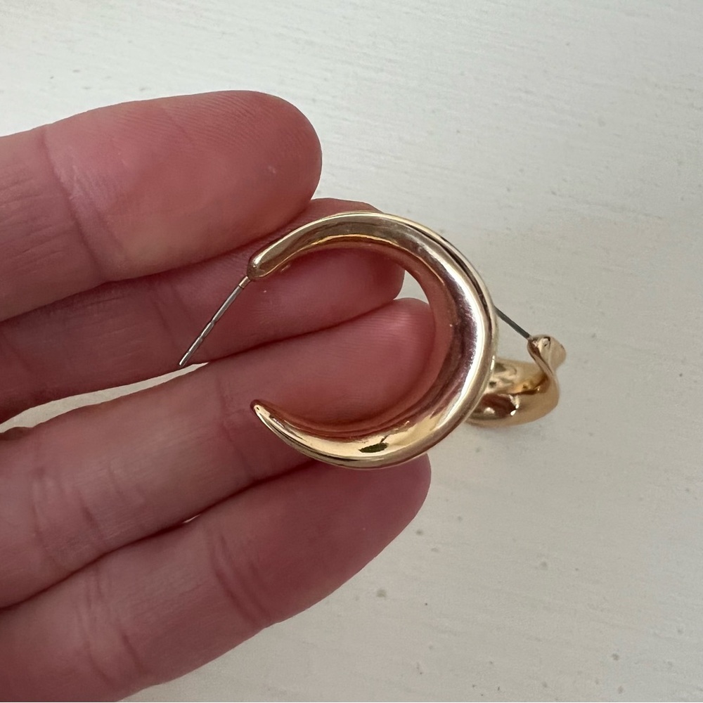 Small gold hoop earrings - Picture 4 of 7